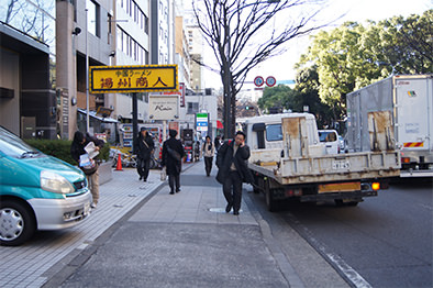 ⑤揚州商人さんの黄色い看板が見えてきます。