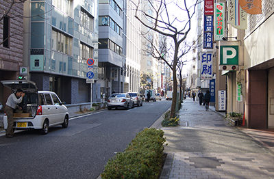 ④弁天通りをしばらく直進します。